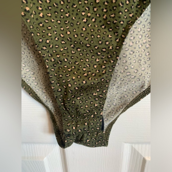 🎀3/$35 Long sleeve bodysuit🎀 - Picture 4 of 5